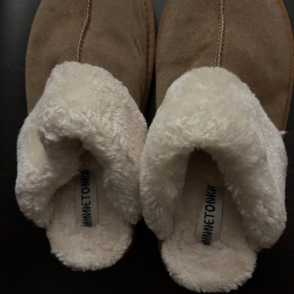 MinneTonka Women’s Chesney Slippers Size 10W